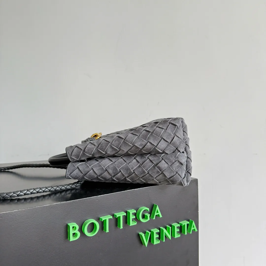The 2023 new Andiamo batch of 1960 BV has been shipped‼ ️Really popular🔥The new Andiamo woven handbag launched by Bottega Veneta this season is really popular all over the world! ! Celebrities at home and abroad have worn it, and Oscar-winning actress Michelle Yeoh has taken it out on the street. Song Jia, Trai Yara, Yu Feihong, Sanji Ayaka, Rosie Hunting-Whiteley, Yoshioka Riho, etc. have all picked up this bag. It is classic and versatile, showing off its temperament, and the bag capacity is also large, which is very convenient for daily commuting! ! A variety of carrying methods, the shoulder straps can be adjusted by yourself, the original lambskin feels soft and delicate, and the neutral style is created to break gender boundaries and bring a more practical and longer-lasting use experience. Andiamo, which has both elegant and casual styles, perfectly interprets the true appearance of "fashionable old money style". Style number: 743568 (suede) Size: 25*22*10.5cm